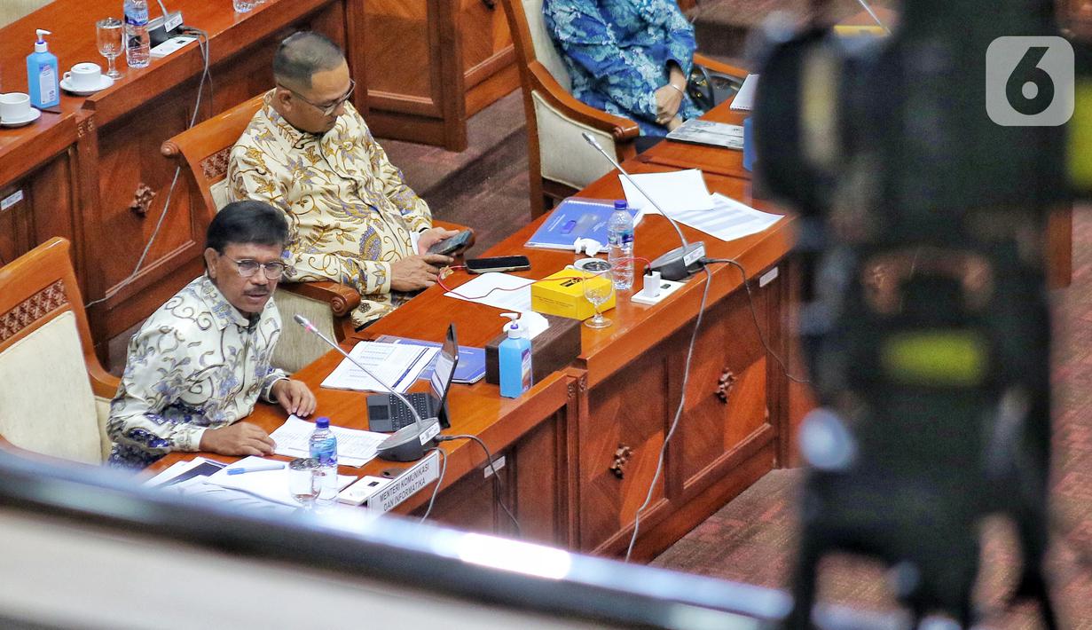 Menkominfo Johnny G. Plate (kiri) saat mengikuti rapat kerja dengan Komisi I DPR terkait evaluasi pelaksanaan Analog Switch Off (ASO) di Kompleks Parlemen Senayan, Jakarta, Rabu (23/11/2022). Dalam rapat tersebut Johnny G. Plate menyampaikan bahwa sebanyak 77 lembaga penyiaran telah bersiaran seluruhnya secara digital dan 503 lembaga penyiaran bersiaran secara analog dan digital. (Liputan6.com/Angga Yuniar)
