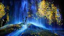 Anak-anak bermain di instalasi digital yang menampilkan proyeksi air terjun dan bunga di Museum Seni Digital Mori Building, Tokyo, 21 Juni 2018. Museum ini memberikan pengalaman spektakuler menuju negeri ajaib di masa depan. (AP/Shuji Kajiyama)