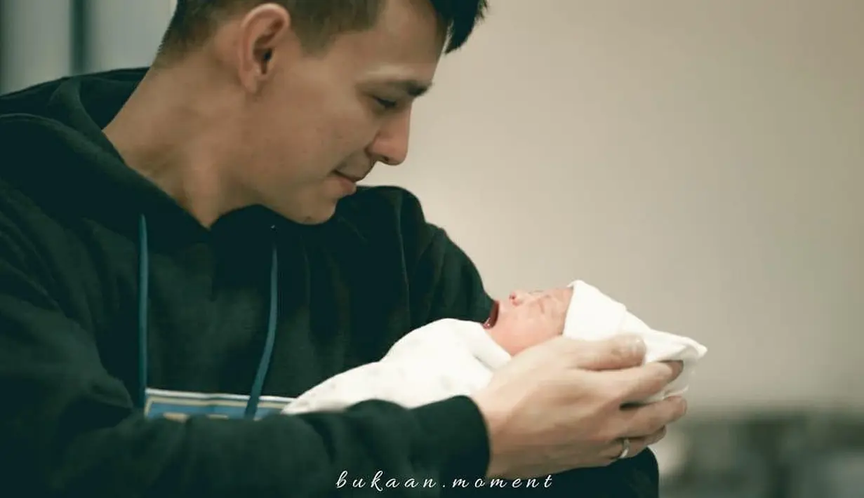 Menurut Marcell Darwin, menjadi ayah baru memang membutuhkan yang namanya adaptasi. Seiring berjalannya waktu, Marcell jadi lebih memahami hal yang harus dilakukannya sebagai orang tua. (Instagram/marcelldarwin)