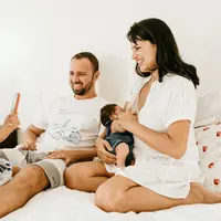 Meskipun di rumah, kamu bisa memiliki waktu berlibur yang menyenangkan dengan keluarga. (Foto: Unsplash.com/ Jonathan Borba)