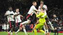 Para pemain Fulham merayakan kemenangan atas Manchester United dalam laga putaran kelima FA Cup 2024/2025 yang dihelat di Old Trafford, Minggu (2/3/2025) malam WIB. (AP Photo/Jon Super)