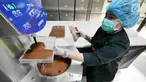 Pekerja memasukkan cokelat cair ke dalam alat cetak di toko Pipiltin Cocoa kawasan Barito, Jakarta, Kamis (13/9). Pipiltin Cocoa cukup banyak diburu oleh para atlet Asian Games 2018. (Liputan6.com/Herman Zakharia)