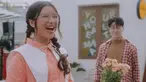 Penampilaan Tiara Andini saat syuting video klip terbarunya dengan busana vintage. Penyanyi muda asal Jember ini tampil chic dengan kacamata bening dan kemeja retro. (Liputan6.com/IG/@tiaraandini)