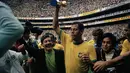 Carlos Alberto, yang mencetak salah satu gol terbaik sepanjang sejarah Piala Dunia saat menjadi kapten Brazil dan memenangi final 1970 saat melawan Italia. (AP Photo/Gianni Foggia)