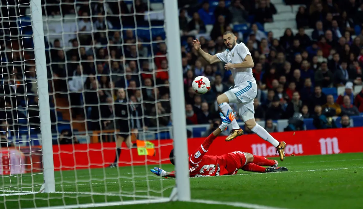 Pemain Real Madrid, Karim Benzema berhasil mencetak gol ke gawang Leganes pada leg kedua perempatfinal Copa del Rey di Santiago Bernabeu, Kamis (25/1). Real Madrid tersingkir dari Copa del Rey setelah di kandang sendiri kalah 1-2. (AP/Francisco Seco)