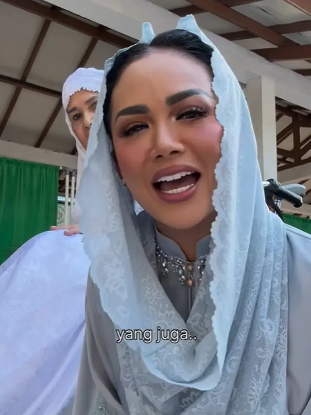 Krisdayanti dan keluarga rayakan Lebaran (Instagram/krisdayantilemaos)