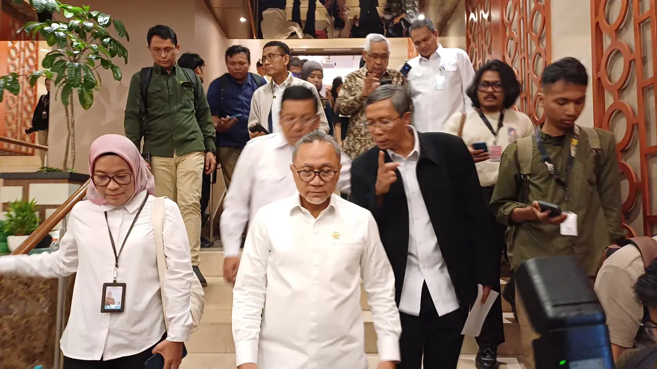 Menteri Koordinator Bidang Pangan Zulkifli Hasan dalam Konferensi Pers Tindak Lanjut Rapat Terbatas mengenai Kebijakan Pangan di Graha Mandiri, Jakarta, Senin (6/1/2025). (Liputan6.com/Maulandy)