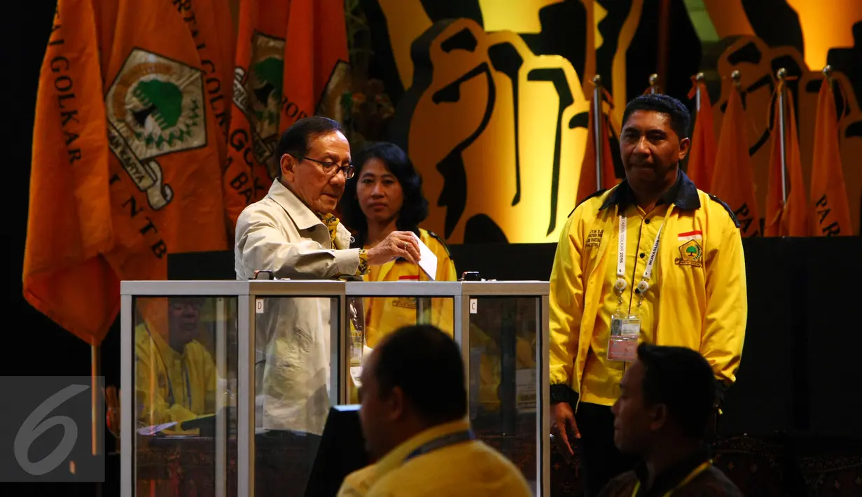 Akbar Tandjung memasukkan surat suara ke dalam kotak suara pada pemilihan calon Ketua Umum Golkar di Munaslub Golkar, Bali, Selasa (17/5). Dalam voting, Setya Novanto terpilih menjadi Ketua Umum Golkar dengan perolehan 277 suara (Liputan6.com/Johan Tallo)