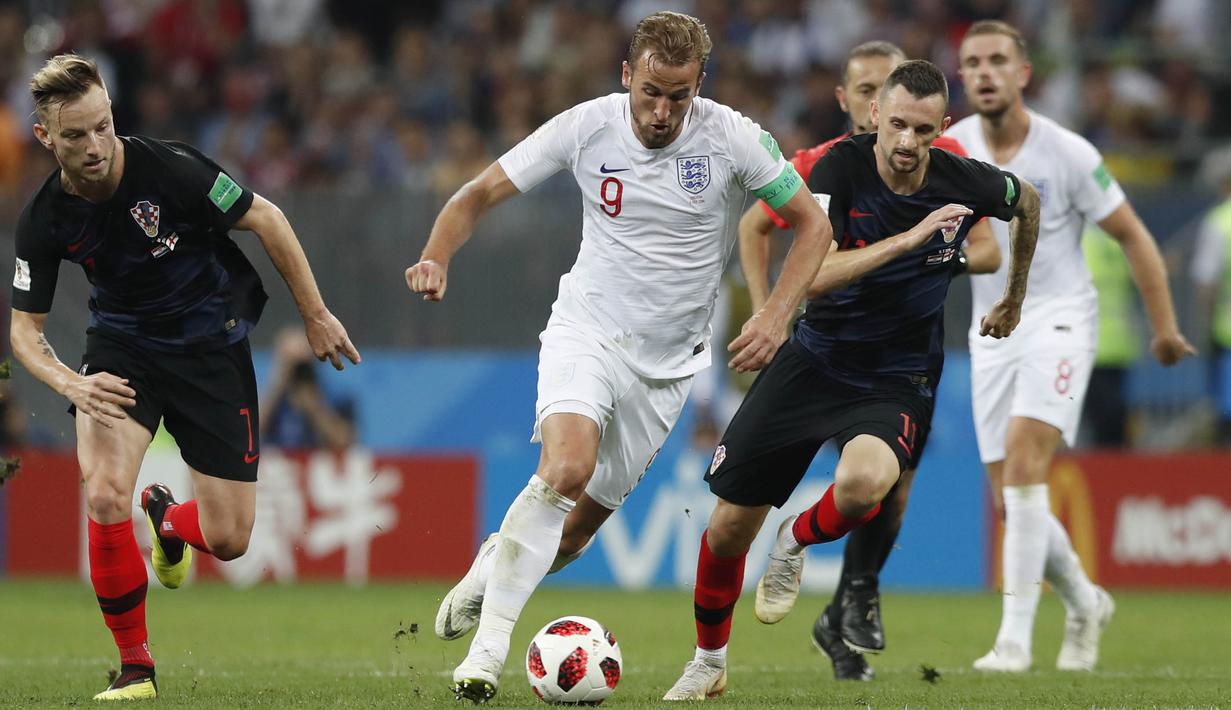 Striker Inggris, Harry Kane, berusaha melewati pemain Kroasia pada laga semifinal Piala Dunia di Stadion Luzhniki, Rabu (11/7/2018). Kroasia menang 2-1 atas Inggris. (AP/Alastair Grant)