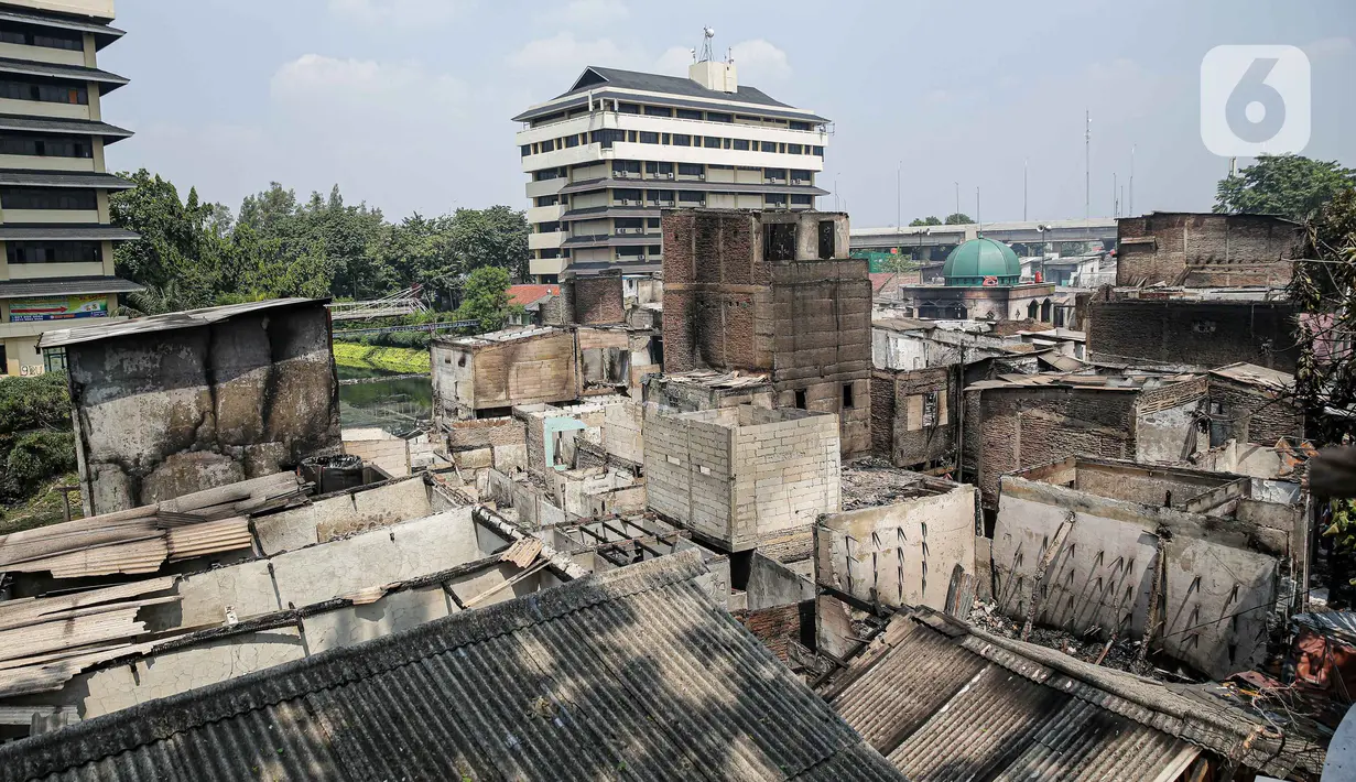 <p>Suasana sisa kebakaran yang melanda kawasan Pasar Gembrong, Jakarta, Senin (25/4/2022). Sebanyak  400 Rumah dan Bangunan hangus terbakar dan  total kerugian akibat insiden kebakaran tersebut Ditaksir senilai Rp1,5 Miliar. (Liputan6.com/Faizal Fanani)</p>