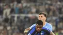 Bek Inter Milan Denzel Dumfries berebut bola dengan bek Lazio Alessio Romagnoli pada pekan ketiga Serie A 2022/2023 di Stadio Olimpico, Roma, Sabtu (27/8/2022) dini hari WIB. Lazio mampu memberikan kekalahan perdana untuk Inter Milan usai menang 3-1. (Alfredo Falcone/LaPresse via AP)