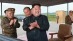 Pemimpin Korea Utara, Kim Jong-Un merayakan uji coba peluncuran rudal balistik Hwasong-12 di lokasi yang tidak diketahui pada foto yang dirilis Sabtu (16/9). Kim Jong-Un bersumpah akan menyempurnakan kekuatan nuklir negaranya. (KCNA/KNS via AP)