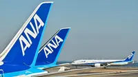 Foto yang diambil pada 30 Januari 2024, menunjukkan sebuah pesawat penumpang All Nippon Airways (ANA) melaju melewati pesawat lain yang diparkir di gerbang Bandara Internasional Haneda di Tokyo, Jepang. (Richard A.Brooks/AFP)