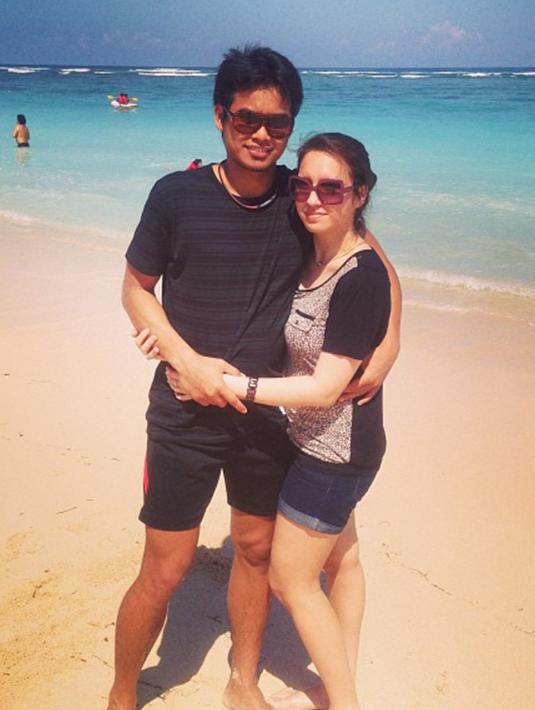 Tontowi Ahmad dan istrinya, Michelle saat liburan di Pantai Pandawa, Bali.  Tenang cinta, aku akan menjagamu. (Instagram/ michelle_ahmad)