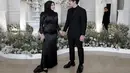 Aurel Hermansyah bersama Atta kompak mengenakan pakaian hitam. Aurel tampil dengan dress silk berpayet di bagian atas.  (@aurelie.hermansyah)