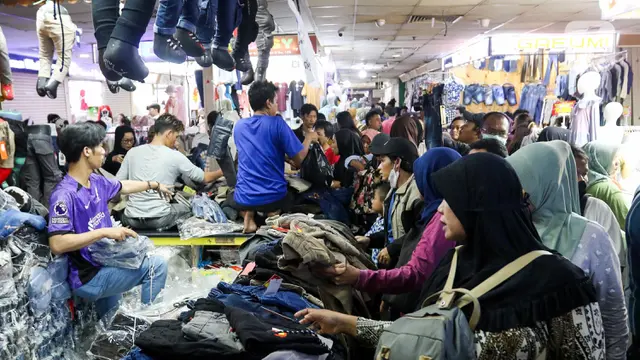 Warga Padati Pasar Tanah Abang Jakarta