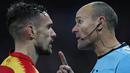 Pep Guardiola sempat beberapa kali bersitegang dengan wasit asal Spanyol itu. Bahkan Guardiola pernah dikartu merah Lahoz lantaran marah setelah gol Leroy Sane dianulir dalam kekalahan leg kedua perempat final City melawan Liverpool tahun 2018. (AFP/Adrian Dennis)
