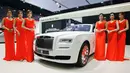 Model berpose di samping mobil Rolls-Royce KoChaMongkol selama Bangkok Internasional Motor Show 2016  di Thailand, (22/3). Tahun ini merupakan pergelaran ke-37 kalinya dari pameran otomotif terbesar ini. (REUTERS / Chaiwat Subprasom)