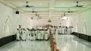 Dari jumlah tersebut, biaya yang ditanggung langsung oleh Jemaah adalah sekitar Rp 54,1 juta. Tampak dalam foto, calon jamaah haji Indonesia berlatih ritual haji menggunakan replika tempat-tempat suci di Pusat Pelatihan Manasik Al Mahmudah (AMTC), sebuah fasilitas pelatihan haji yang menampilkan replika tempat-tempat ziarah utama, di Tangerang Selatan pada 5 April 2026. (YASUYOSHI CHIBA/AFP)