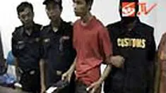 Seorang pria ditangkap petugas Bea dan Cukai Pelabahan Teluk Nibung, Sumut, lantaran hendak menyeludupkan shabu yang dibawanya dari Malasya. Barang haram seberat setengah kilogram lebih itu disembunyikannya di dalam tiga pasang sandal jepit. 