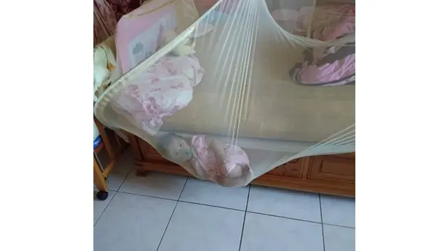 6 Potret Lucu Bayi Tersangkut Kelambu, Bikin Gemas