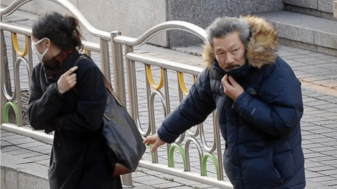 Hong Sang Soo dan Kim Min Hee tertangkap kamera paparazi setelah skandal perselingkuhan mereka terkuak. (Foto: Koreaboo)