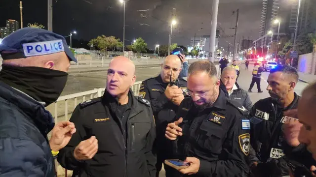 Polisi Israel menangani ledakan bus. (Israel Police)