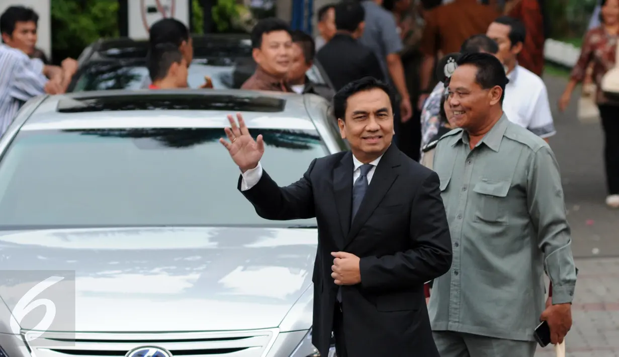 Anggota DPR RI  dari fraksi PDIP, Effendi Simbolon (kanan) usai menghadiri pernikahan putri kedua Ketua DPR Setya Novanto di Gereja Katedral, Jakarta Pusat, Jumat (27/11).  Acara ini kabarnya tertutup untuk media. (Liputan6.com/Helmi Afandi)