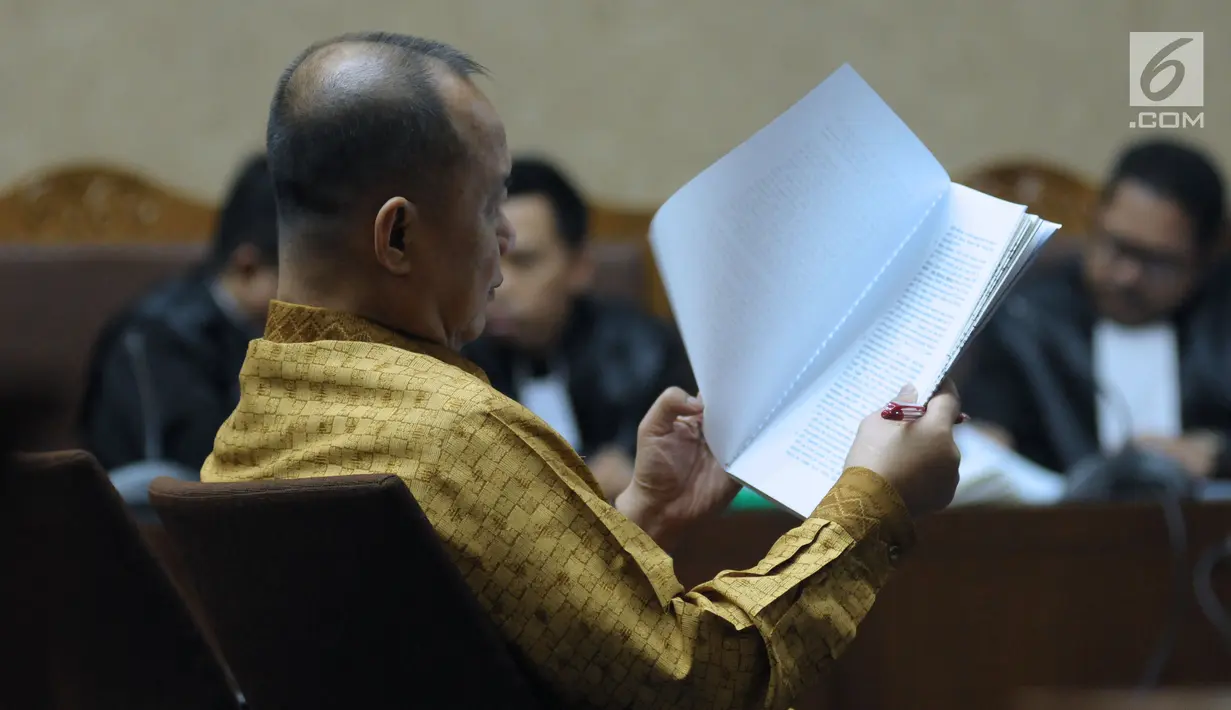 Mantan Kepala BPPN, Syafruddin Arsyad Temenggung saat menjalani sidang pembacaan eksepsi atas dakwaan di Pengadilan Tipikor Jakarta, Senin (21/5). Agenda sidang pembacaan eksepsi atas dakwaan JPU KPK. (Liputan6.com/Helmi Fithriansyah)