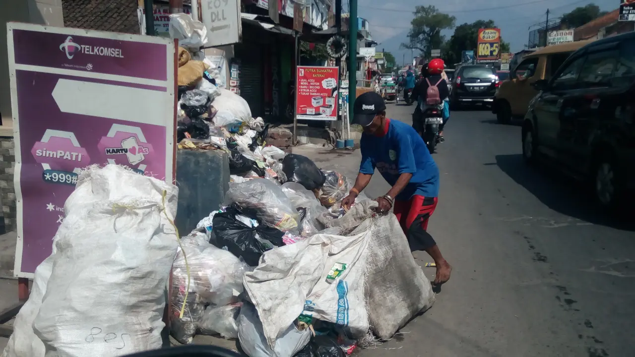 Tumpukan sampah depan pertigaan Pandai, Tarogong, Garut