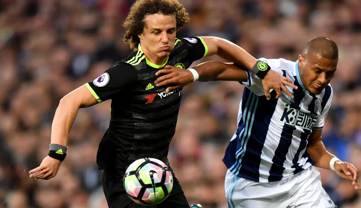 Bek Chelsea, David Luiz berebut bola dengan penyerang West Bromwich Albion, Salomon Rondon saat bertanding di Liga Inggris di Hawthorns, Inggris, (12/5). Chelsea berhasil memastikan diri menjadi juara Liga Inggris 2016/2017. (AFP Photo/Anthony Devlin)