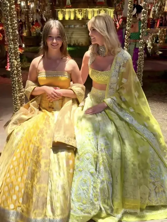 Tampilannya cocok dengan putrinya yang mengenakan kemben kuning dipadukan selendang dan rok warna serasi.  [@ivankatrump]