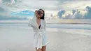 Kimono putih dengan belt dan inner hitam, dikenakan Aaliyah saat bermain di pantai. Dipadukan dengan sandalnya. [@aaliya.massaid]