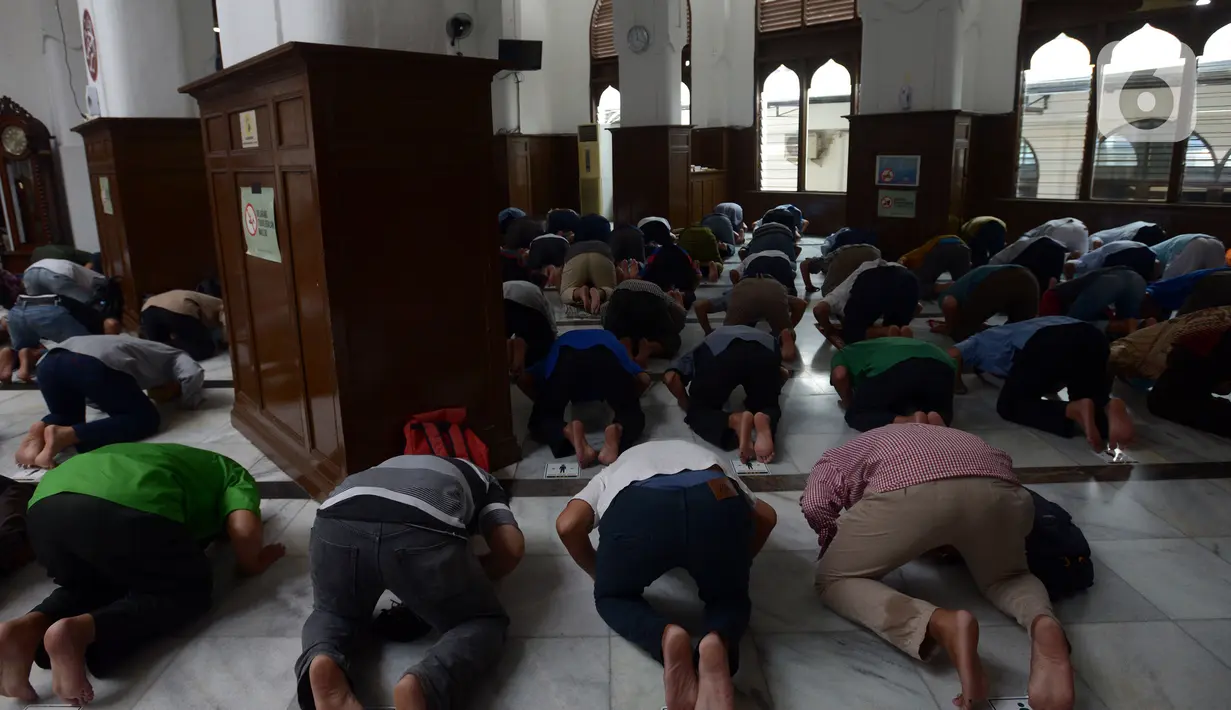 Umat muslim melaksanakan salat zuhur di Masjid Cut Meutia, Jakarta, Kamis (10/3/2022). MUI mengizinkan saf salat kembali rapat seiring kasus COVID-19 mulai landai, selain itu aktivitas pengajian di masjid dan perkantoran dapat dilaksanakan dengan disiplin menjaga kesehatan. (merdeka.com/Imam Buhori)