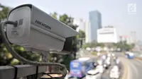 CCTV sistem Electronic Traffic Law Enforcement (ETLE) terpasang di JPO Jalan Medan Merdeka Barat, Jakarta, Senin (1/7/2019). Dengan adanya CCTV ini, pelanggaran lalu lintas diharapkan dapat turun. (merdeka.com/Iqbal Nugroho)