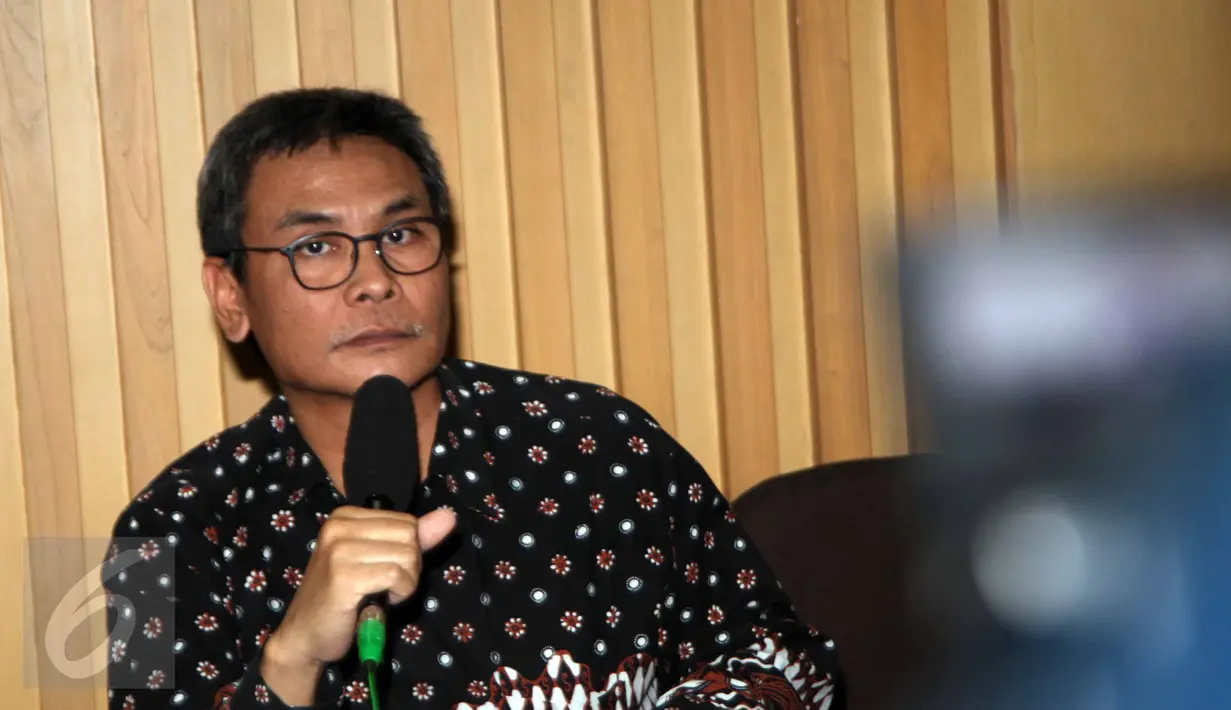 Johan Budi memberikan keterangan pers terkait penetapan Bupati Morotai, Rusli Sibuea sebagai tersangka, Jakarta, Jumat (26/6/2015). Penetapan tersangka ini berdasarkan hasil pengembangan kasus Akil Mochtar. (Liputan6.com/Helmi Afandi) 