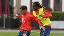 Pemain Bayern Munchen, Philippe Coutinho, berebut bola dengan Renato Sanches saat latihan perdananya di Munchen, Selasa (20/8). Bintang Brasil ini didatangkan dari Barcelona. (AFP/Christof Stache)