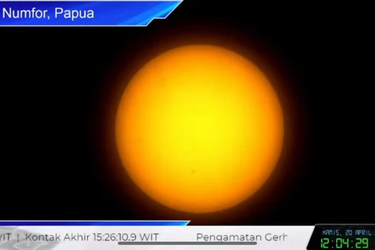 Gerhana Matahari Total yang diamati di Biak, Papua.