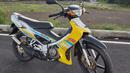 Suzuki Satria generasi ini dikenal dengan nama "Satria Hiu". Sebagai motor bebek, ia memiliki fitur yang cukup lengkap di kelasnya. Seperti rem cakram depan dan belakang, body lebih gemuk, dan monoshock belakang. (Source: tmcblog.com)