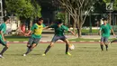 Pemain Timnas Indonesia U-16 berebut bola saat melakukan latihan di Lapangan Atang Sutresna, Cijantung, Jakarta, Senin (3/7). Latihan ini merupakan persiapan jelang berlaga di Piala AFF U-16 Thailand, 9-22 Juli mendatang. (Liputan6.com/Helmi Fithriansyah)