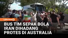 Sejumlah demonstran menghadang bus yang diduga membawa tim sepak bola wanita Iran di Gold Coast, Australia.