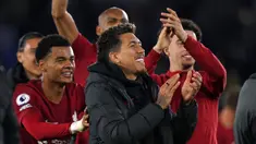 Pemain Liverpool Roberto Firmino memberi isyarat kepada penonton setelah pertandingan sepak bola Liga Inggris antara Leicester City dan Liverpool di Stadion King Power, Leicester, Inggris, Senin (15/5/2023). (Tim Goode/PA via AP)