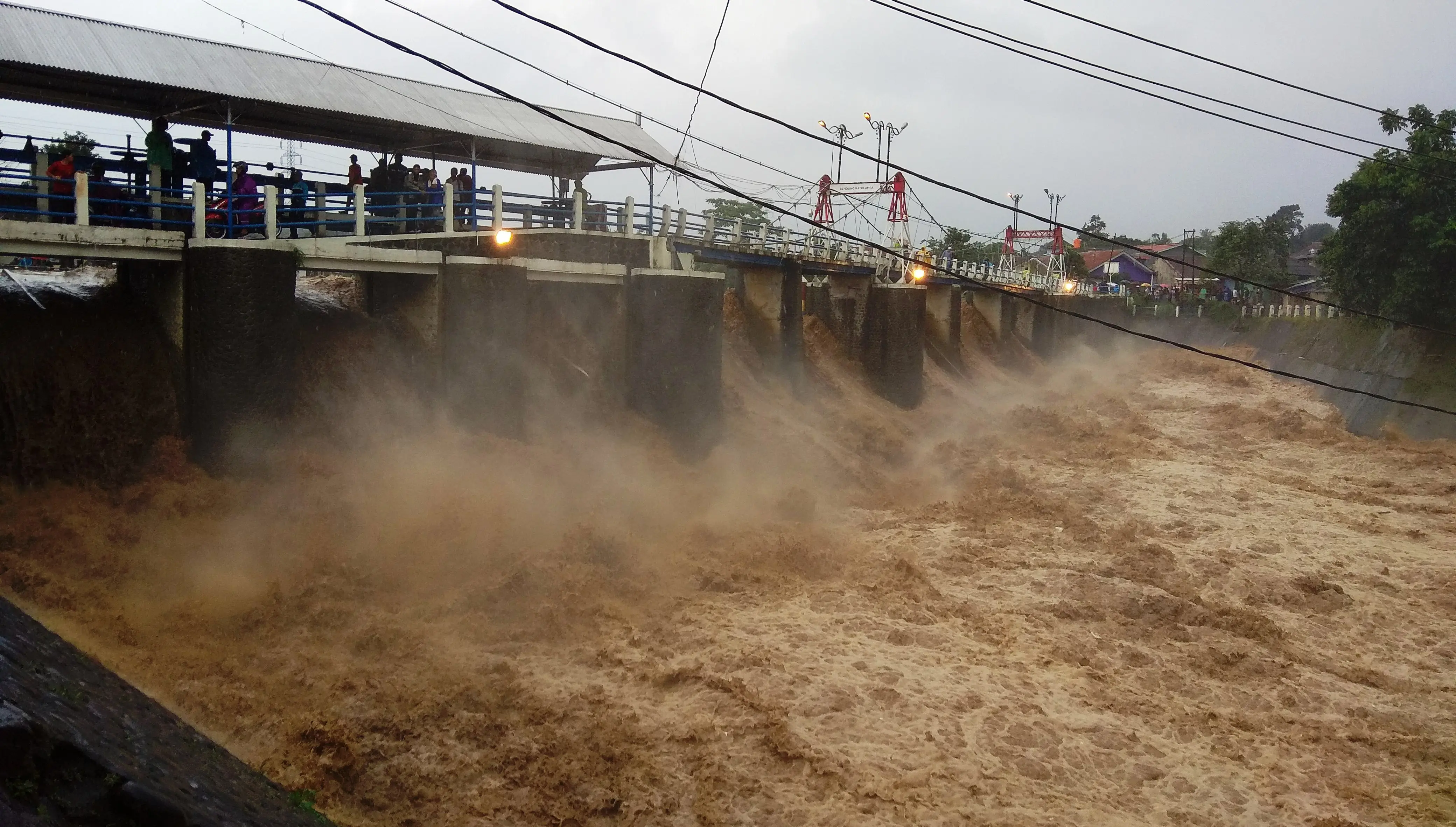 Bendung Katulampa siaga I, warga bantaran sungai diharap waspada. (Liputan6.com/Achmad Sudarno)