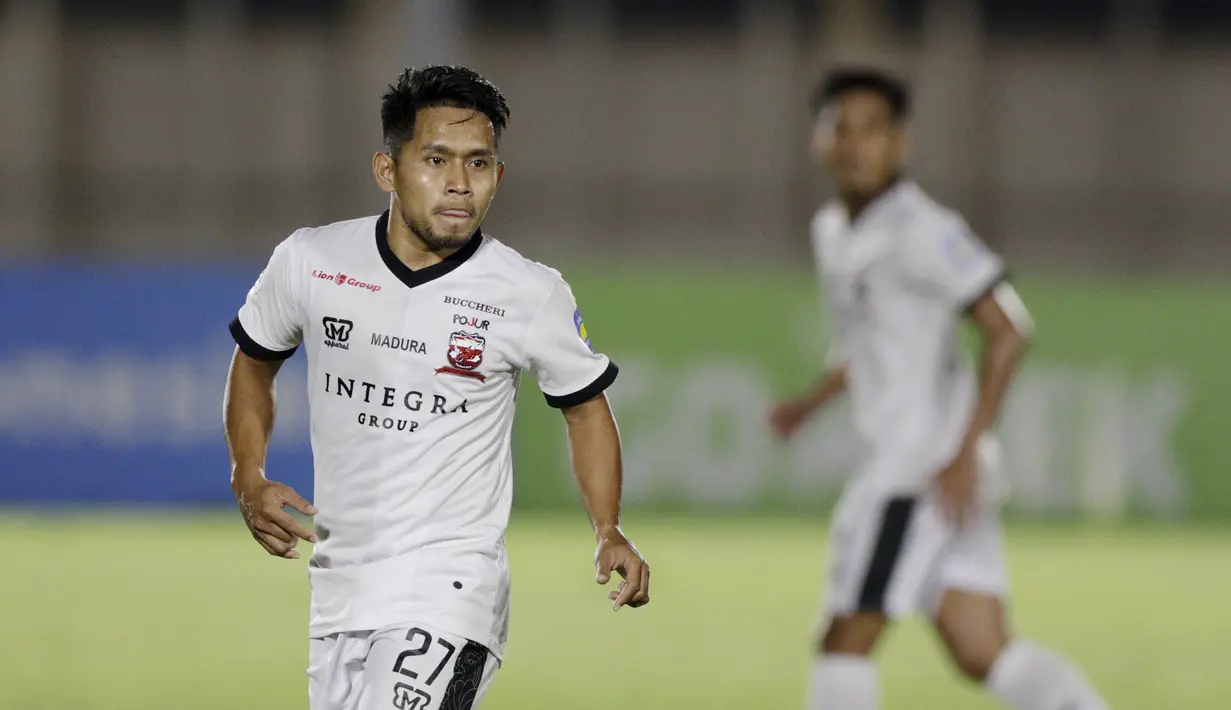 Gelandang Madura United, Andik Vermansah, saat melawan Bhayangkara FC pada laga Liga 1 2019 di Stadion Madya, Jakarta, Senin (5/8). Kedua tim bermain imbang 1-1. (Bola.com/M iqbal Ichsan)