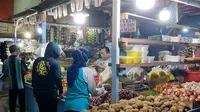 Harga komoditas utama di Pasar Jambu Dua Kota Bogor, Jawa Barat terus merangkak naik yang membuat pembeli menjerit, Senin (27/12/2021). (Liputan6.com/Achmad Sudarno)