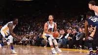 Bintang Golden State Warriors, Stephen Curry, mengukir rekor 3 poin saat timnya menundukkan New Orleans Pelican, Senin (7/11/2016) waktu setempat. (Bola.com/Twitter/NBA TV) 