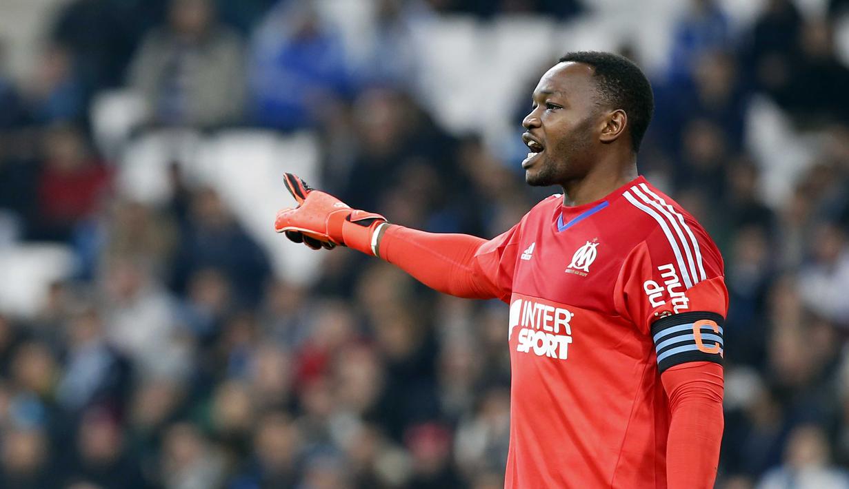 Steve Mandanda kiper Olympique Marseille mungkin akan pergi setelah kontraknya habis dan klub yang mengincarnya adalah Aston Villa, Newcastle, Everton, Liverpool dan Norwich dengan nilai transfer sekitar  €15 juta (euro).  (EPA/Sebastien Nogier)