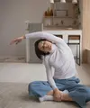 Sore hari adalah waktu terbaik untuk reset tubuh dan pikiran lewat rutinitas peregangan yang menenangkan. [Dok/Pexels.com/KATRIN BOLOVTSOVA].