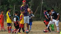 Mantan kapten Arema, Suroso fokus melatih tim SSB Makota Bhayangkara, Kota Malang. (Bola.com/Iwan Setiawan)