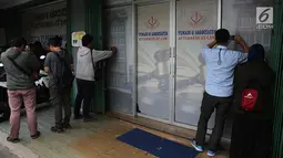 Sejumlah awak media meliput kantor Yunadi and Associates di Jalan Sultan Iskandar Muda, Jakarta (11/1). Penyidik memeriksa seluruh lantai mencari bukti-bukti terkait dugaan merintangi penyidikan KPK dalam kasus E-KTP. (Liputan6.com/Johan Tallo)